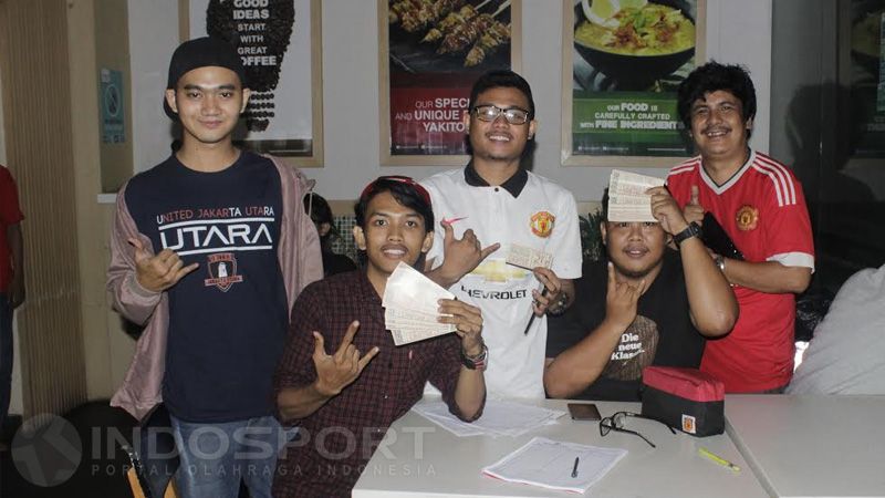 Tommy Bernadus dan para pengurus Komunitas United Jakatara berpose bersama saat nobar di Family Mart, Kelapa Gading. Copyright: &copy; Devi Novitasari/Juni Adi/INDOSPORT